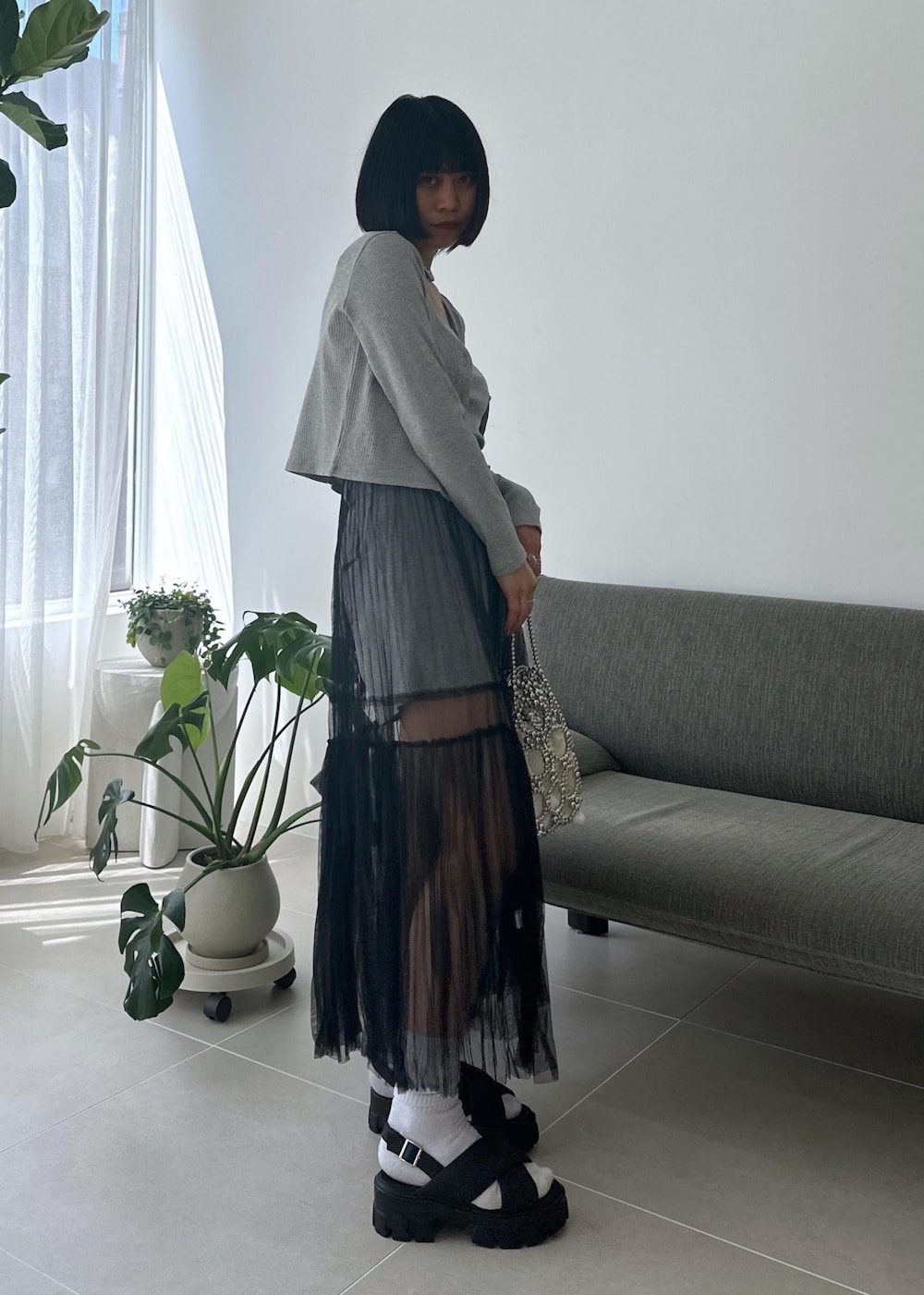 「アンサンブル、アンサンブルコーデ、グレーアンサンブルコーデ、グレーアンサンブル、グレー、ショートパンツ、ショートパンツコーデ、チュールコーデ、チュールスカートコーデ、レイヤードコーデ、レイヤード、リネンライクパンツ、グラデーションコーデ、同系色コーデ、VIS」｜「Juzeのボリュームパテッドクロスサンダル（サンダル、ブラック系）」を使った、0801mikiさん（レディース・161cm）の春コーディネートの4枚目の写真