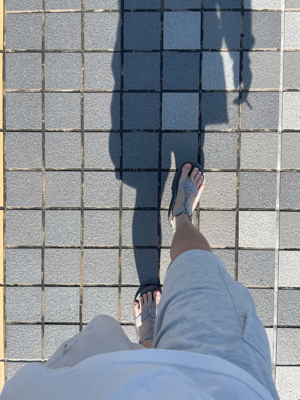 ホワイト系のトップスを着用したメンズの秋コーディネートの2枚目の写真