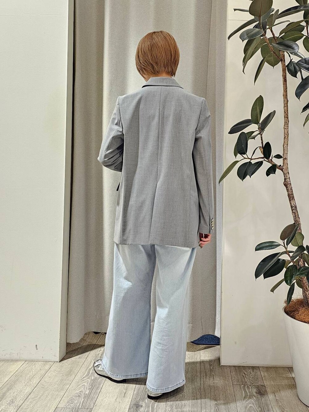 ホワイト系のTシャツ/カットソー、ベージュ系のTシャツ/カットソー、ブルー系のデニムパンツを着用したレディースの冬コーディネートの4枚目の写真