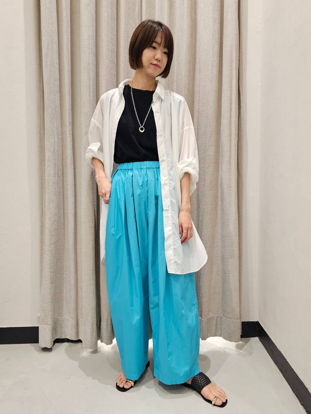 グリーン系のその他パンツ、ブラック系のサンダル、ブラック系のTシャツ/カットソーを着用したレディースの夏コーディネートの7枚目の写真