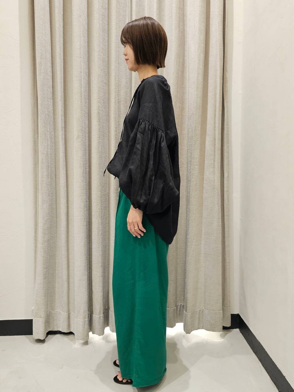 ブラック系のスリッポン、ブラック系のシャツ/ブラウス、グリーン系のその他パンツを着用したレディースの夏コーディネートの3枚目の写真