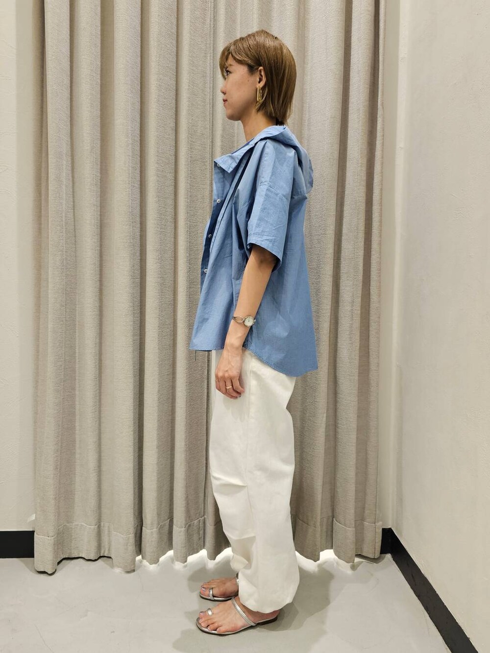 ホワイト系のデニムパンツ、ブルー系のシャツ/ブラウス、ブラック系のTシャツ/カットソーを着用したレディースの夏コーディネートの3枚目の写真