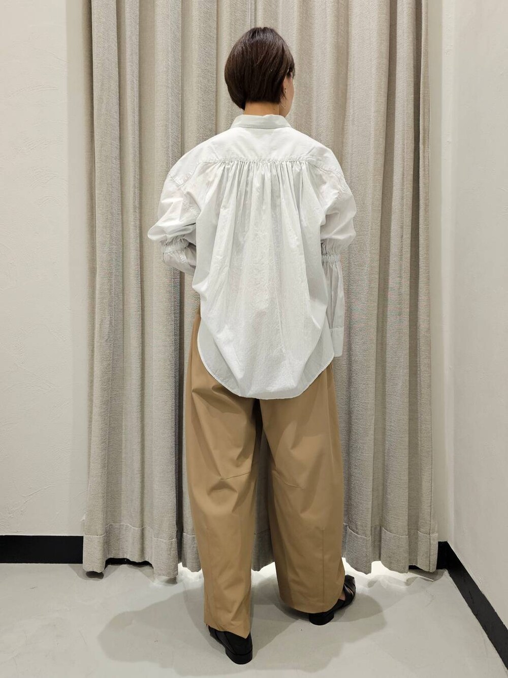 ホワイト系のシャツ/ブラウス、ブラック系のパンプス、ベージュ系のその他パンツを着用したレディースの夏コーディネートの2枚目の写真