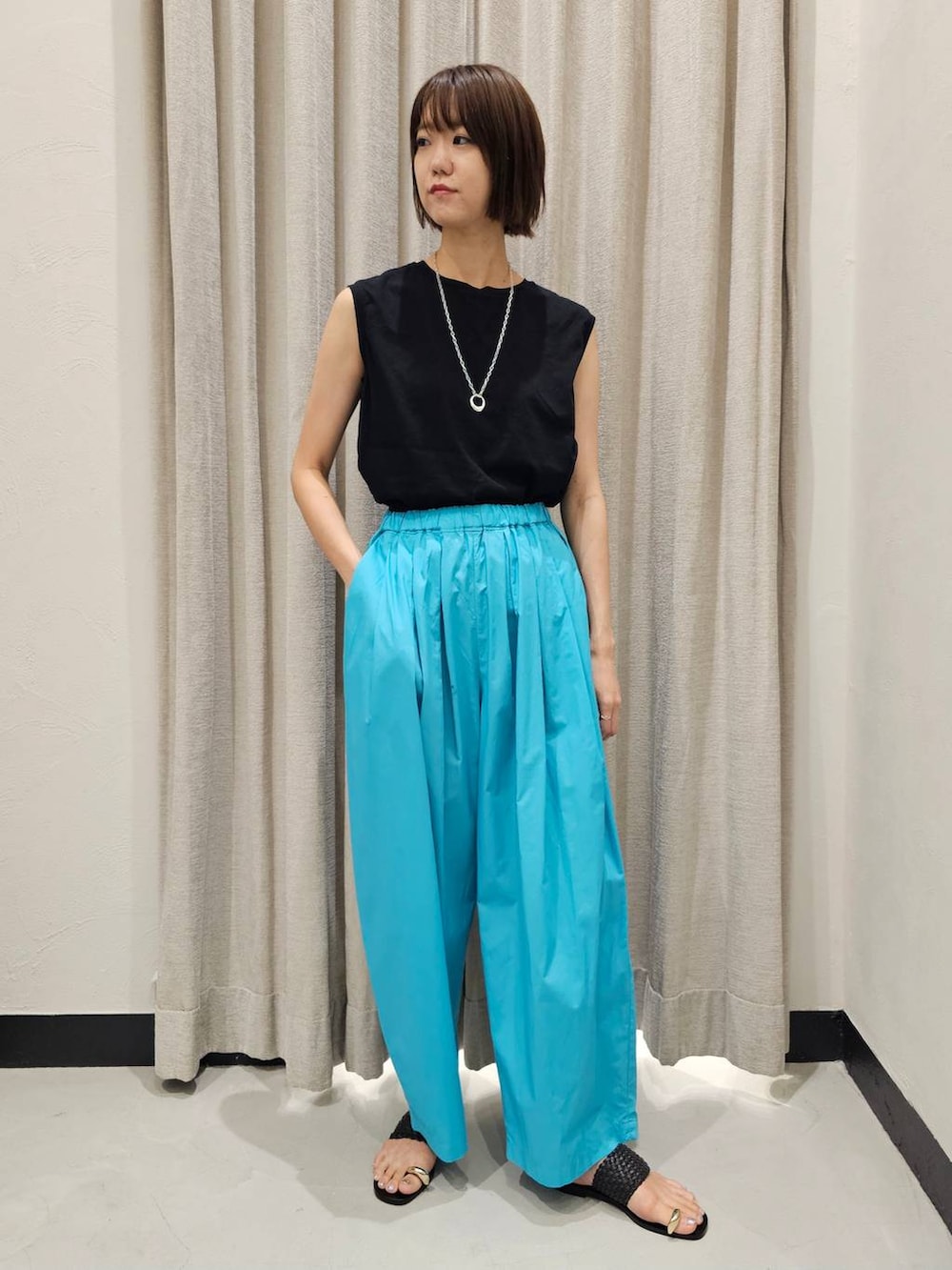 グリーン系のその他パンツ、ブラック系のサンダル、ブラック系のTシャツ/カットソーを着用したレディースの夏コーディネートの3枚目の写真