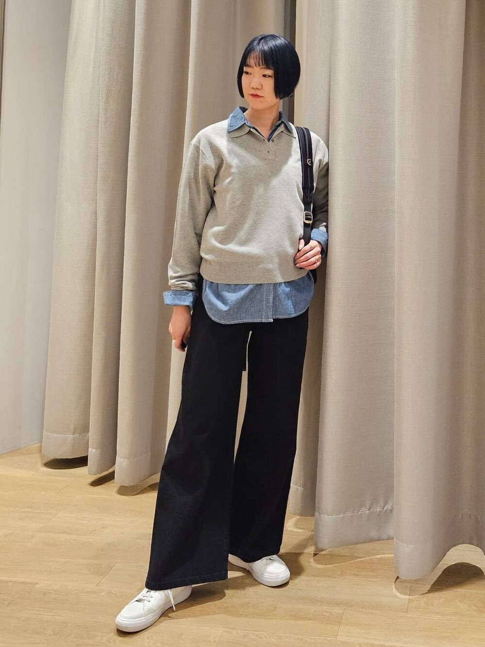 ブラック系のデニムパンツ、グレー系のニット/セーター、ブラック系のバックパック/リュックを着用したレディースの冬コーディネートの5枚目の写真