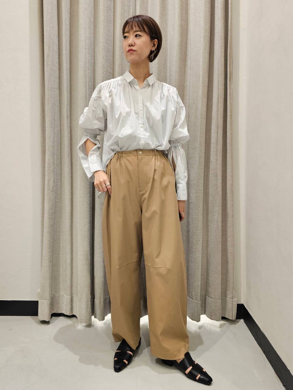 ホワイト系のシャツ/ブラウス、ブラック系のパンプス、ベージュ系のその他パンツを着用したレディースの夏コーディネートの4枚目の写真