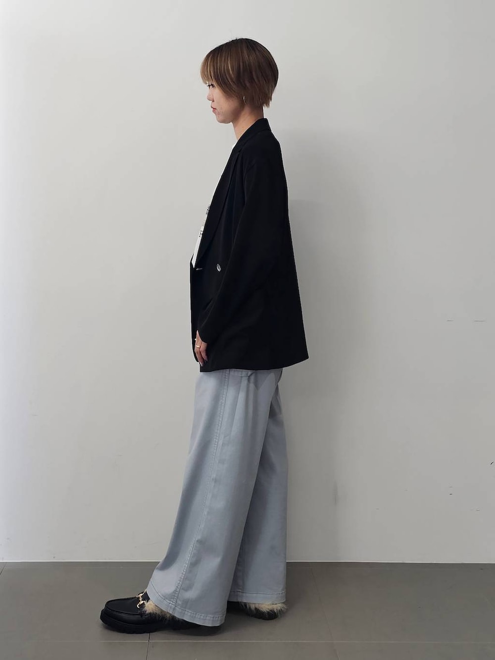 グレー系のその他パンツ、ブラック系のトートバッグ、ブラック系のローファーを着用したレディースの夏コーディネートの3枚目の写真