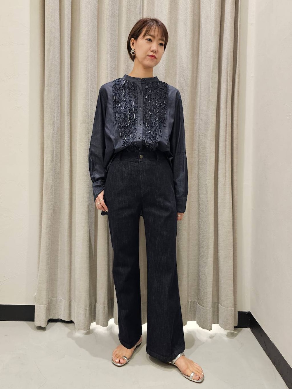 ブルー系のシャツ/ブラウス、ブルー系のデニムパンツ、シルバー系のサンダルを着用したレディースの秋コーディネートの5枚目の写真