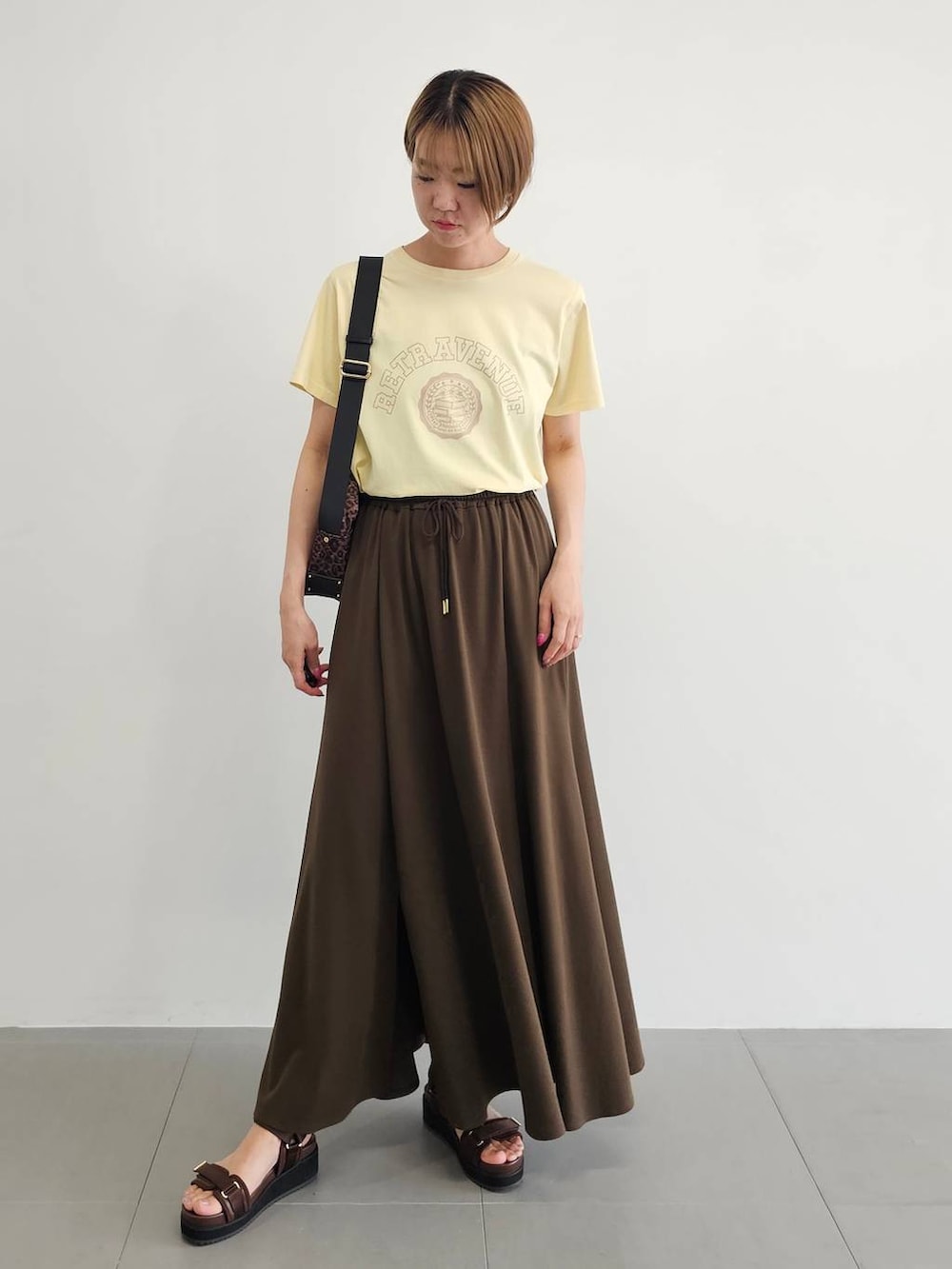 ブラウン系のスカート、その他のショルダーバッグ、ブラウン系のサンダルを着用したレディースの夏コーディネートの5枚目の写真