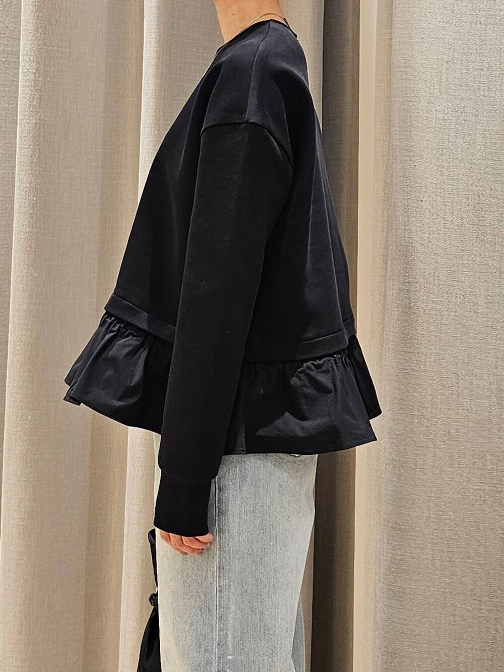 ブルー系のデニムパンツ、ブラック系のTシャツ/カットソー、ブラック系のトートバッグを着用したレディースの冬コーディネートの5枚目の写真