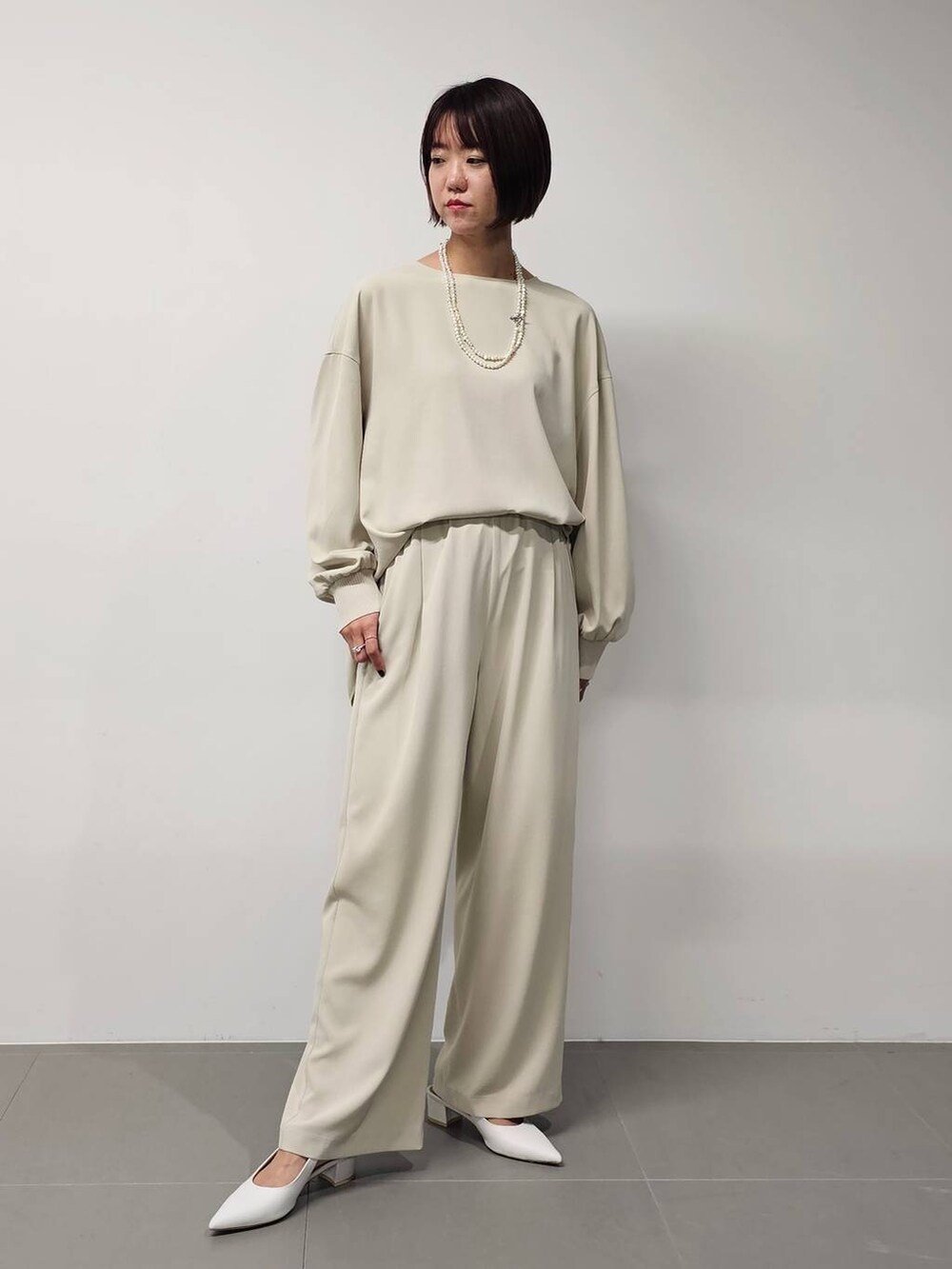 ホワイト系のシャツ/ブラウス、ホワイト系のその他パンツ、その他のネックレスを着用したレディースの冬コーディネートの2枚目の写真