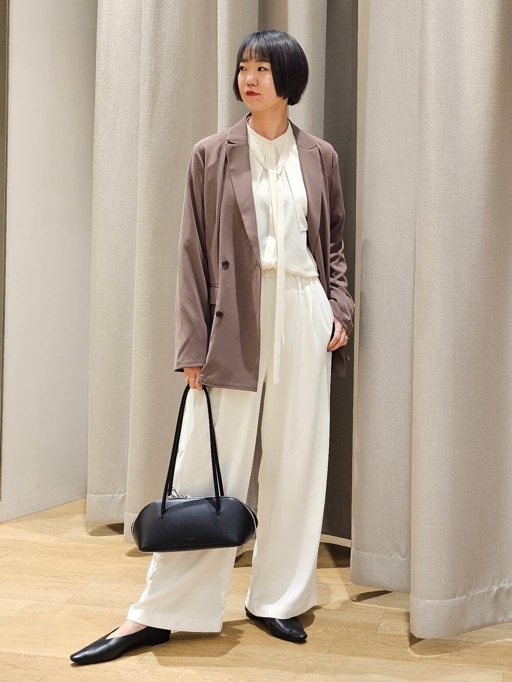 ホワイト系のスラックス、ホワイト系のシャツ/ブラウス、グリーン系のテーラードジャケットを着用したレディースの冬コーディネートの8枚目の写真