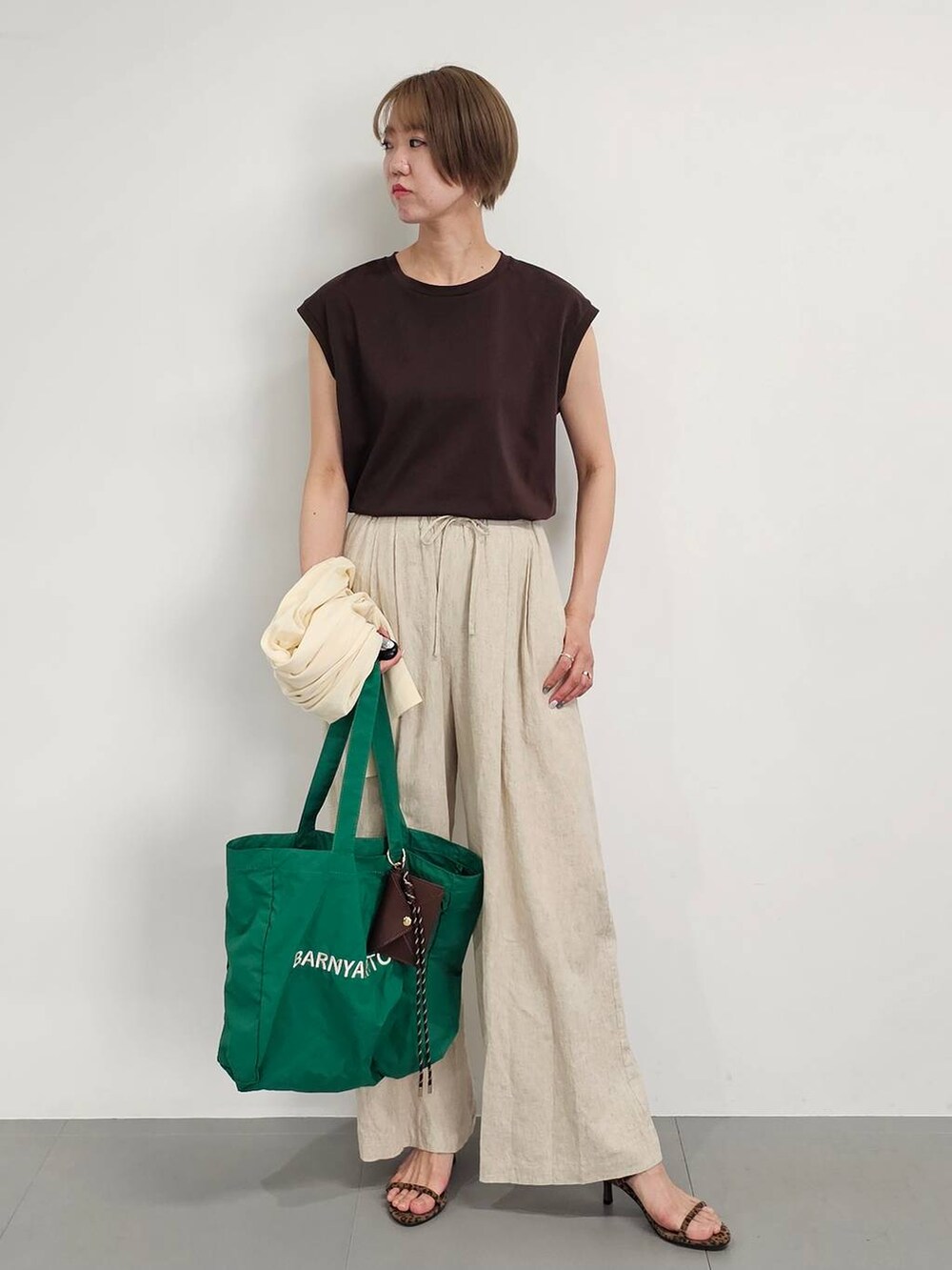 ホワイト系のカーディガン/ボレロ、ベージュ系のその他パンツ、ブラウン系のTシャツ/カットソーを着用したレディースの春コーディネートの4枚目の写真