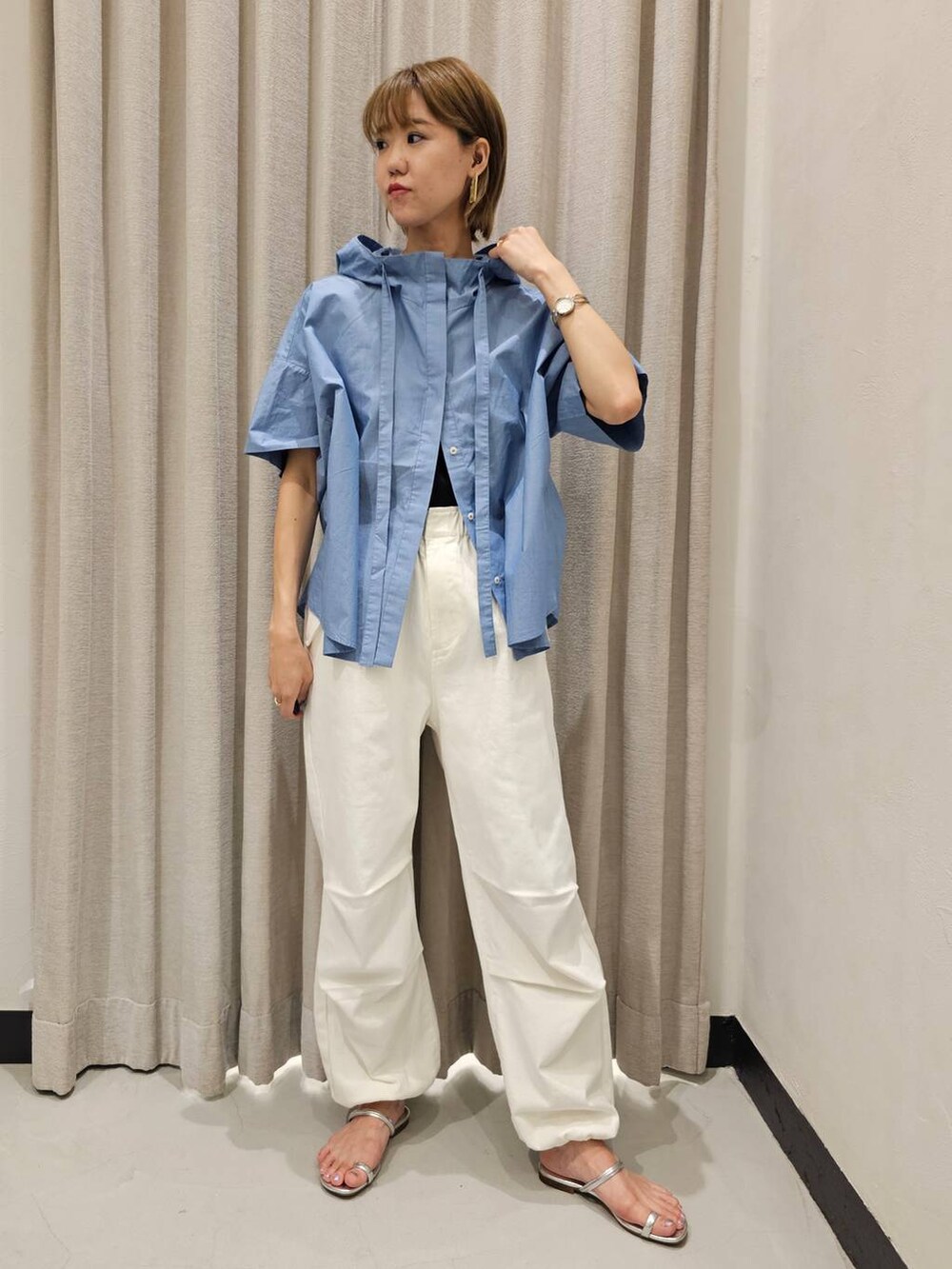 ホワイト系のデニムパンツ、ブルー系のシャツ/ブラウス、ブラック系のTシャツ/カットソーを着用したレディースの夏コーディネートの2枚目の写真