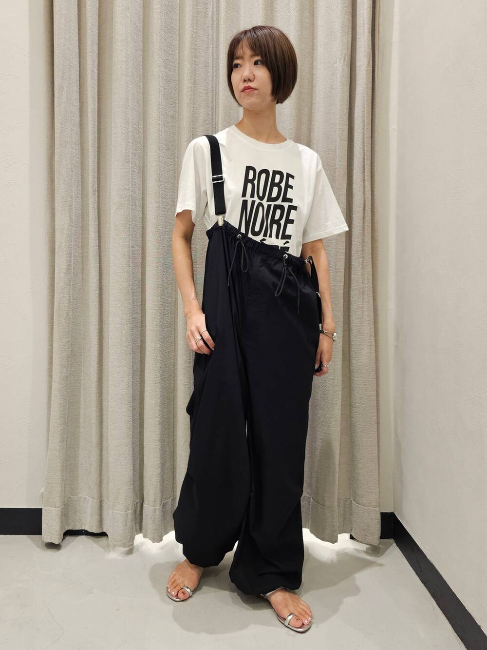 ホワイト系のTシャツ/カットソー、ブルー系のシャツ/ブラウス、シルバー系のサンダルを着用したレディースの夏コーディネートの4枚目の写真