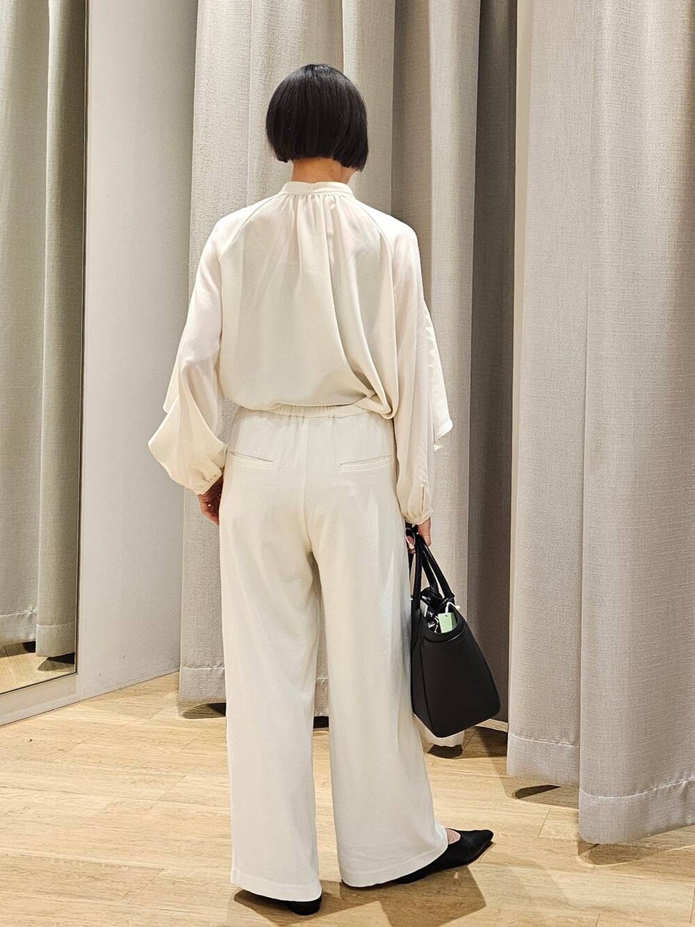 ホワイト系のスラックス、ホワイト系のシャツ/ブラウス、グリーン系のテーラードジャケットを着用したレディースの冬コーディネートの7枚目の写真