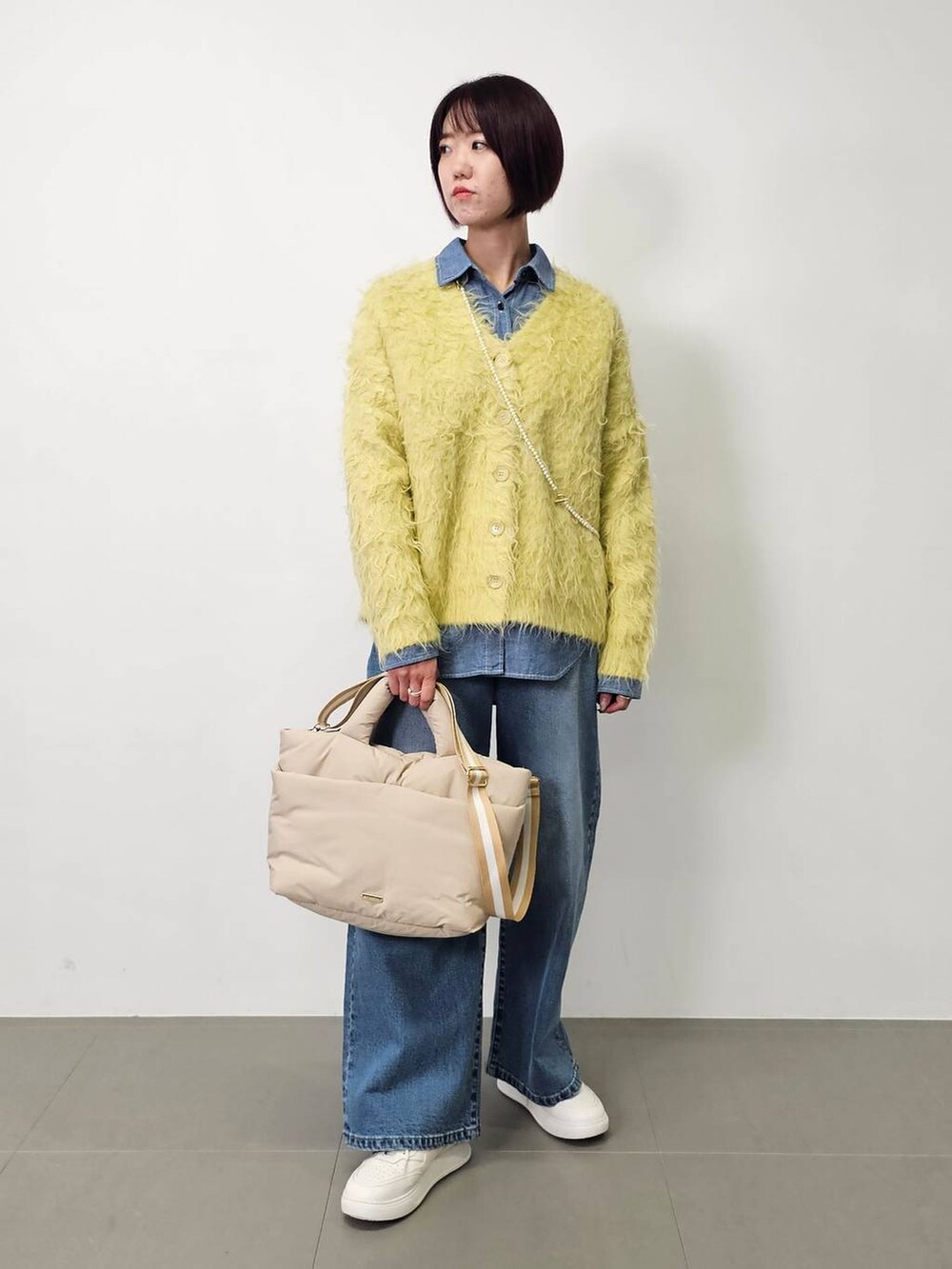 ブルー系のデニムパンツ、ブルー系のシャツ/ブラウス、イエロー系のカーディガン/ボレロを着用したレディースの秋コーディネートの4枚目の写真