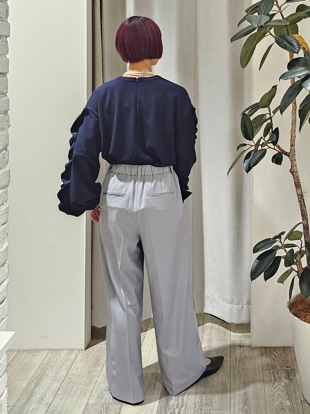 ブルー系のシャツ/ブラウス、グレー系のその他パンツ、その他のネックレスを着用したレディースの冬コーディネートの5枚目の写真