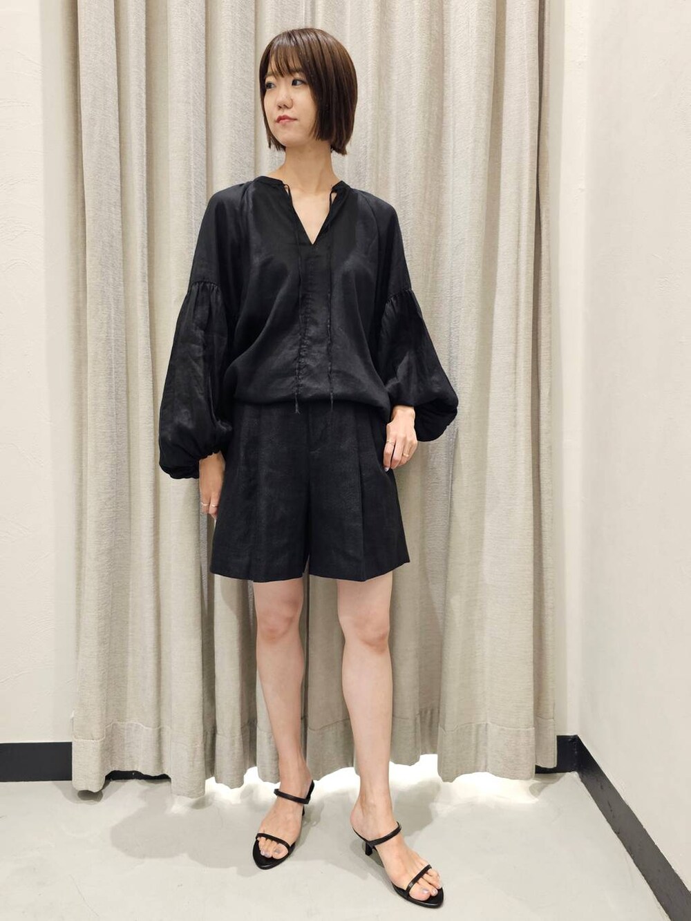 ブラック系のスリッポン、ブラック系のシャツ/ブラウス、ブラック系のその他パンツを着用したレディースの夏コーディネートの5枚目の写真