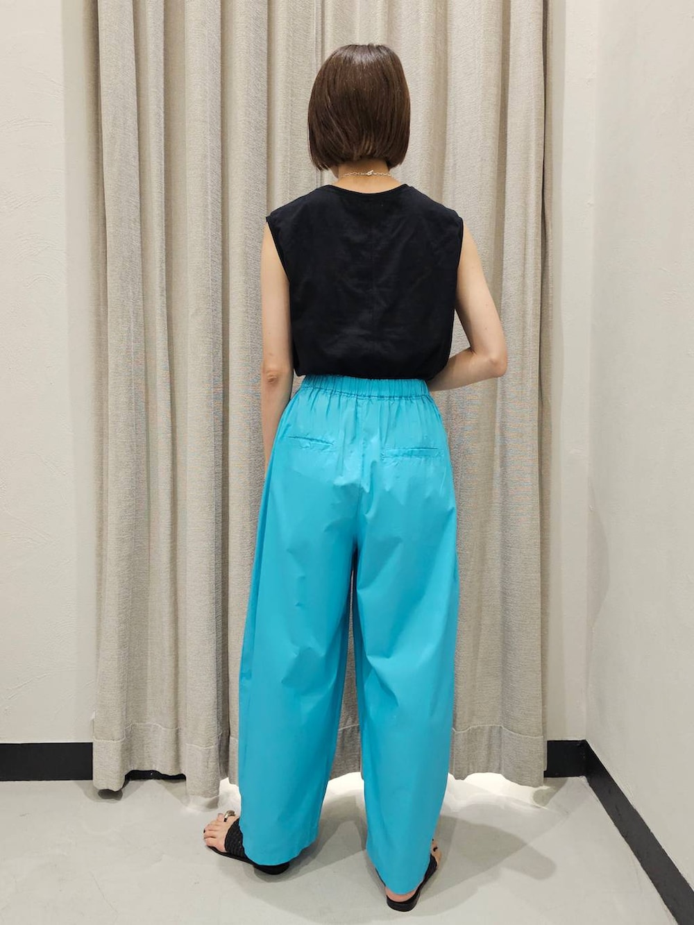 グリーン系のその他パンツ、ブラック系のサンダル、ブラック系のTシャツ/カットソーを着用したレディースの夏コーディネートの4枚目の写真