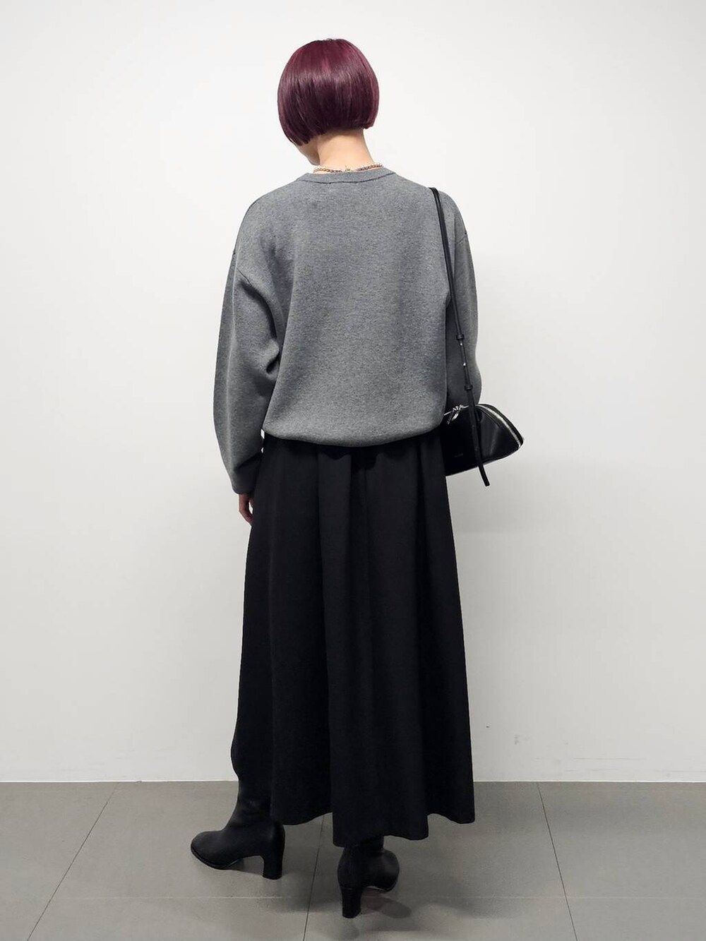 ブラック系のブーツ、グリーン系のニット/セーター、グレー系のニット/セーターを着用したレディースの秋コーディネートの4枚目の写真