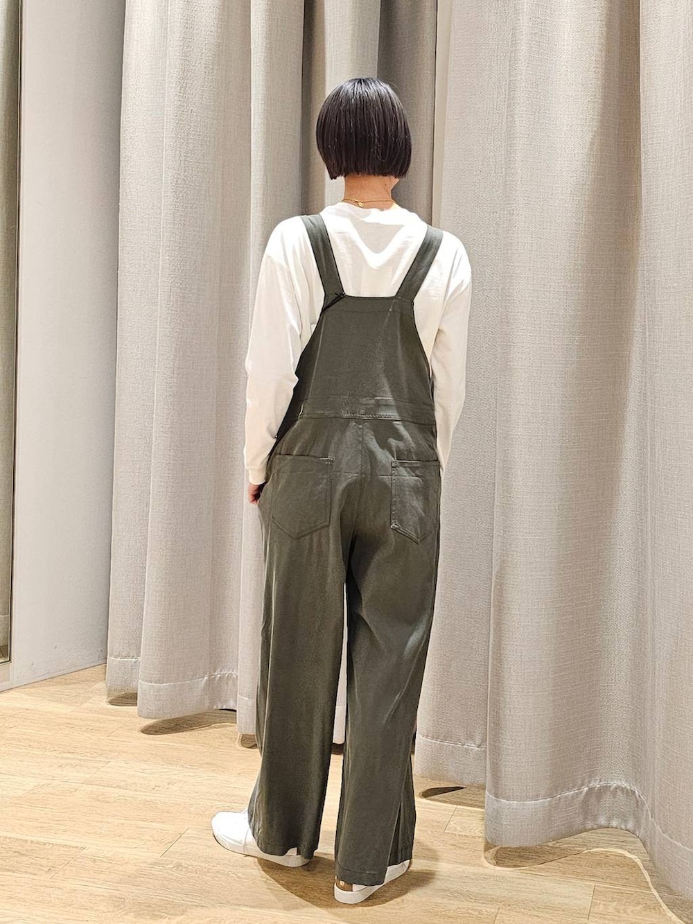 ブルー系のデニムジャケット、ホワイト系のTシャツ/カットソー、グリーン系のサロペット/オーバーオールを着用したレディースの冬コーディネートの6枚目の写真