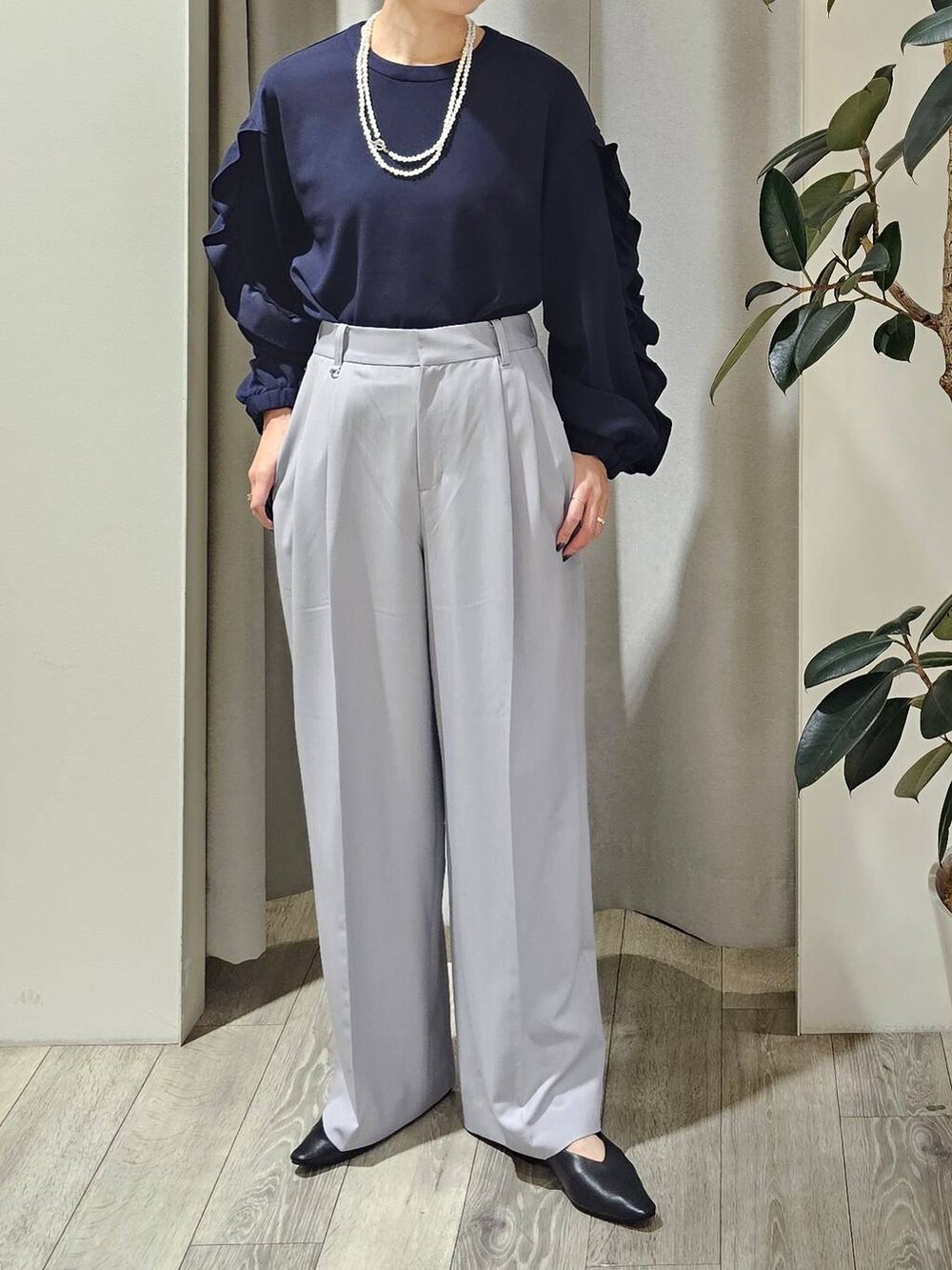 ブルー系のシャツ/ブラウス、グレー系のその他パンツ、その他のネックレスを着用したレディースの冬コーディネートの4枚目の写真