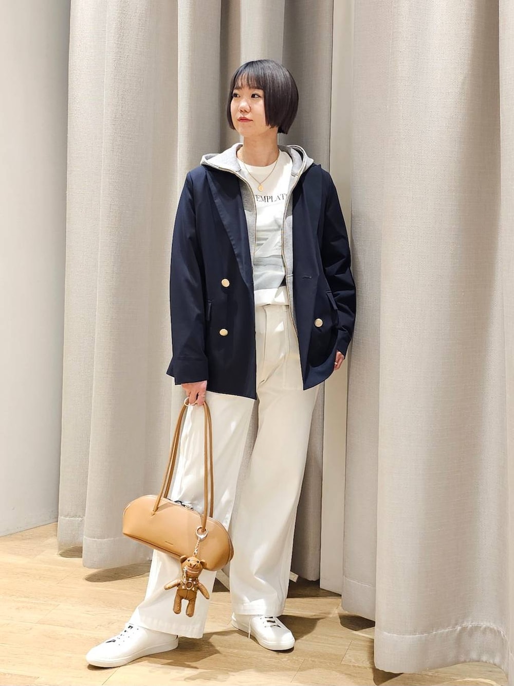 グレー系のパーカー、ホワイト系のTシャツ/カットソー、ブルー系のテーラードジャケットを着用したレディースの冬コーディネートの6枚目の写真