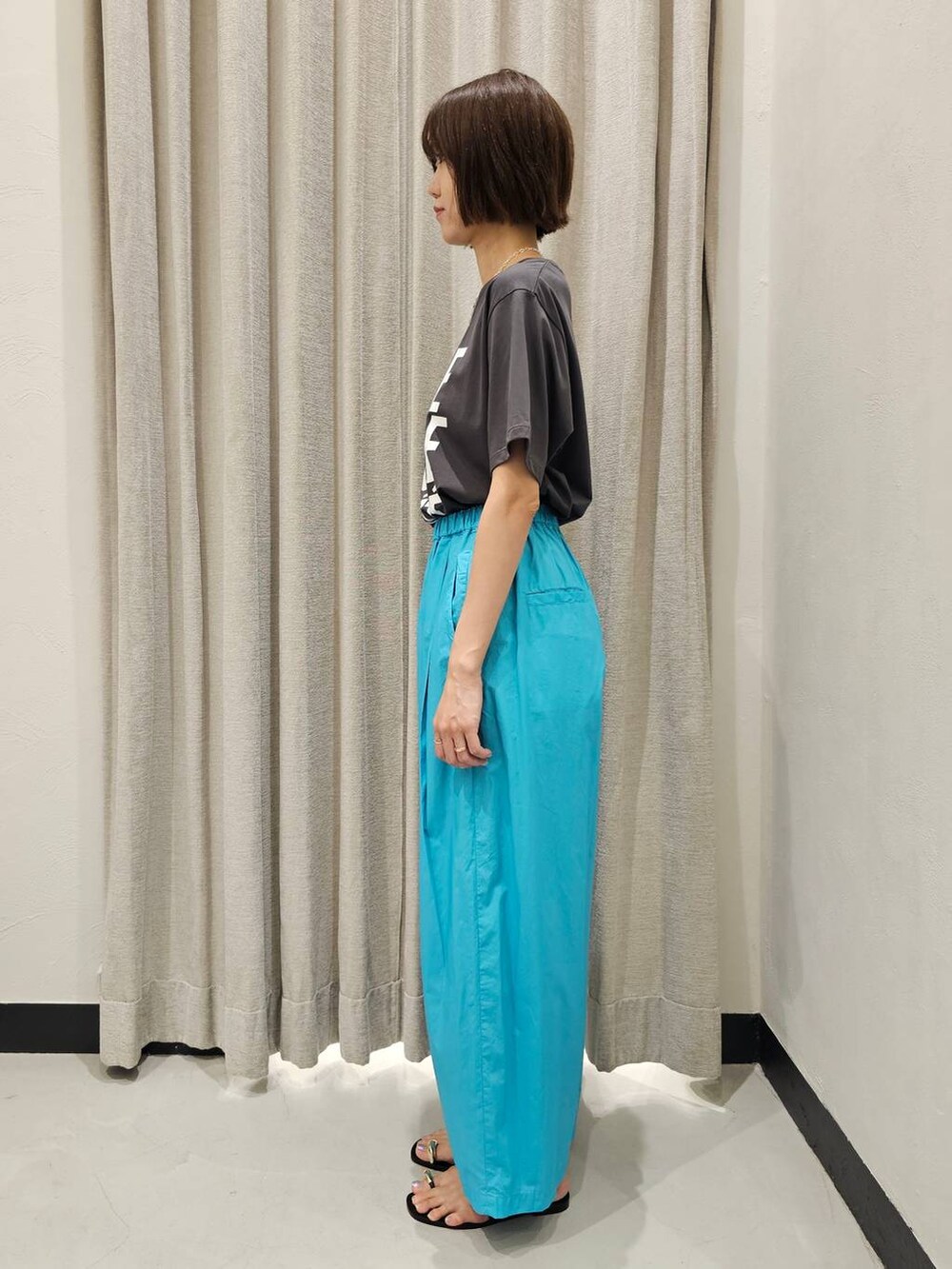 グリーン系のその他パンツ、ブラック系のサンダル、グレー系のTシャツ/カットソーを着用したレディースの夏コーディネートの3枚目の写真