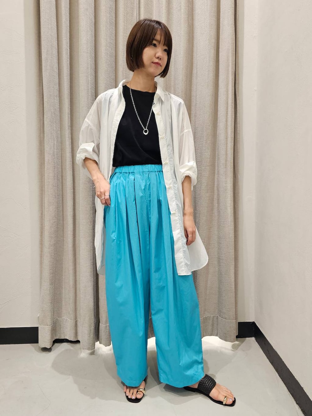 グリーン系のその他パンツ、ブラック系のサンダル、ブラック系のTシャツ/カットソーを着用したレディースの夏コーディネートの2枚目の写真