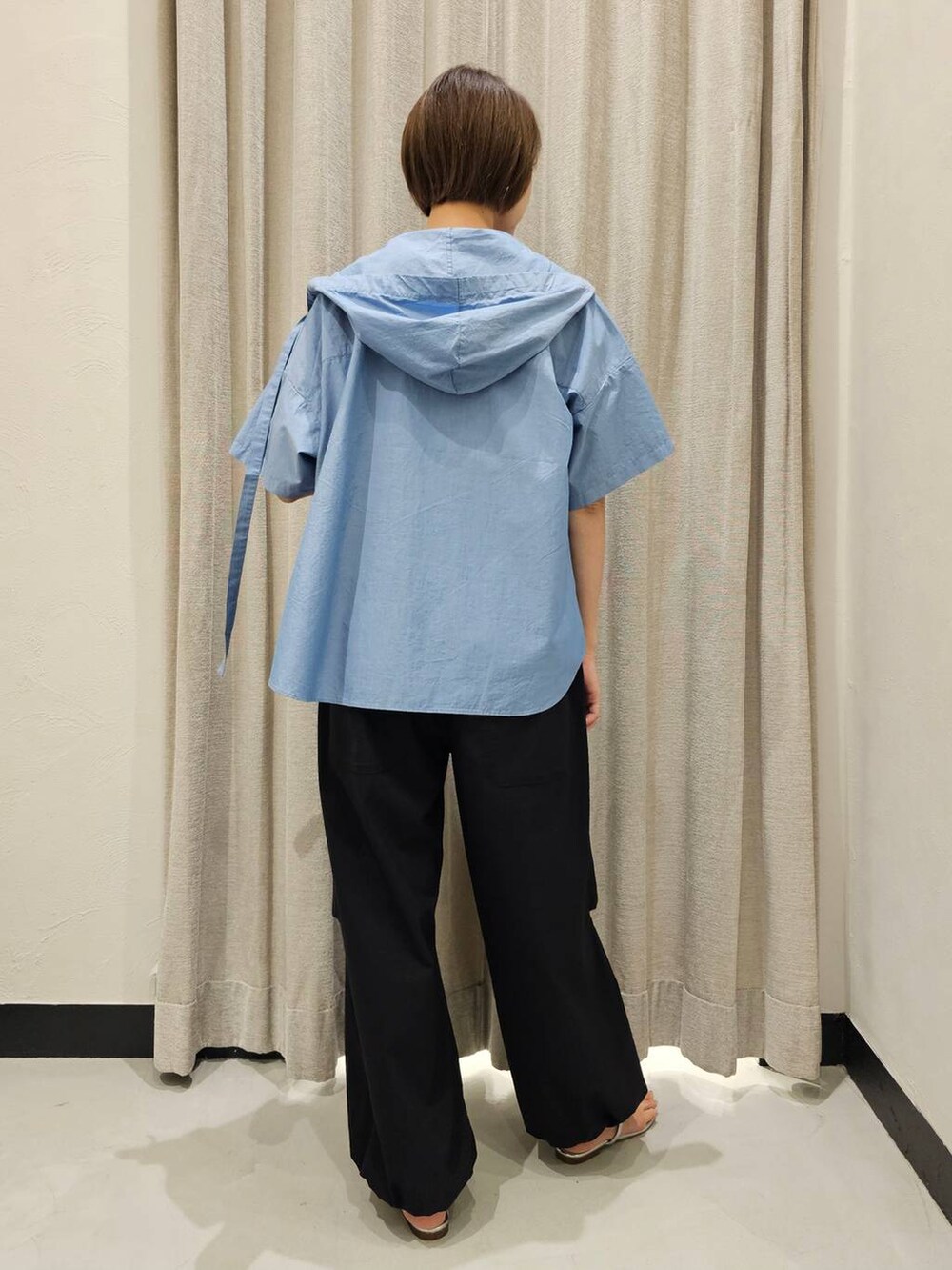 ホワイト系のTシャツ/カットソー、ブルー系のシャツ/ブラウス、シルバー系のサンダルを着用したレディースの夏コーディネートの3枚目の写真