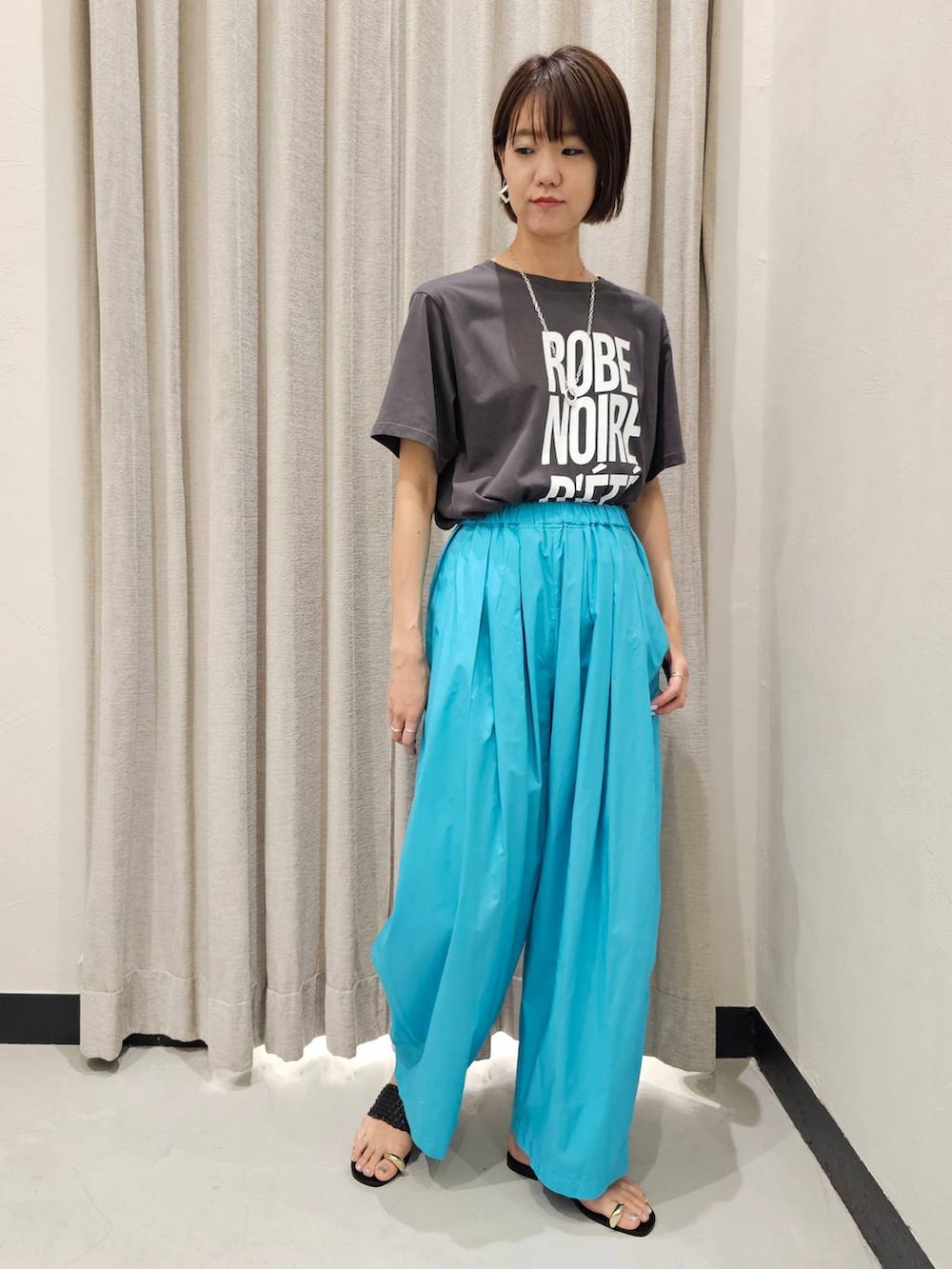 グリーン系のその他パンツ、ブラック系のサンダル、グレー系のTシャツ/カットソーを着用したレディースの夏コーディネートの2枚目の写真