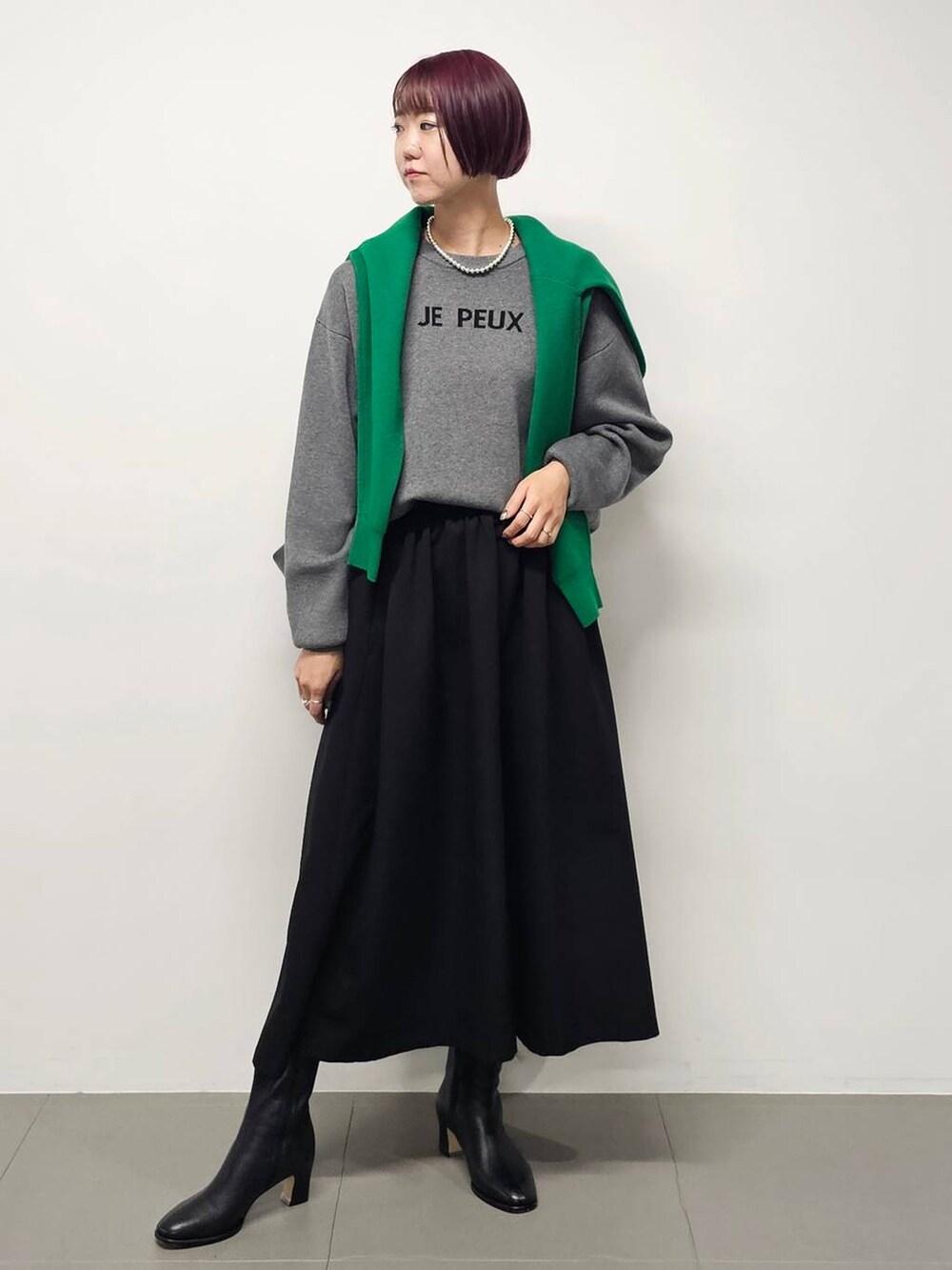 ブラック系のブーツ、グリーン系のニット/セーター、グレー系のニット/セーターを着用したレディースの秋コーディネートの5枚目の写真