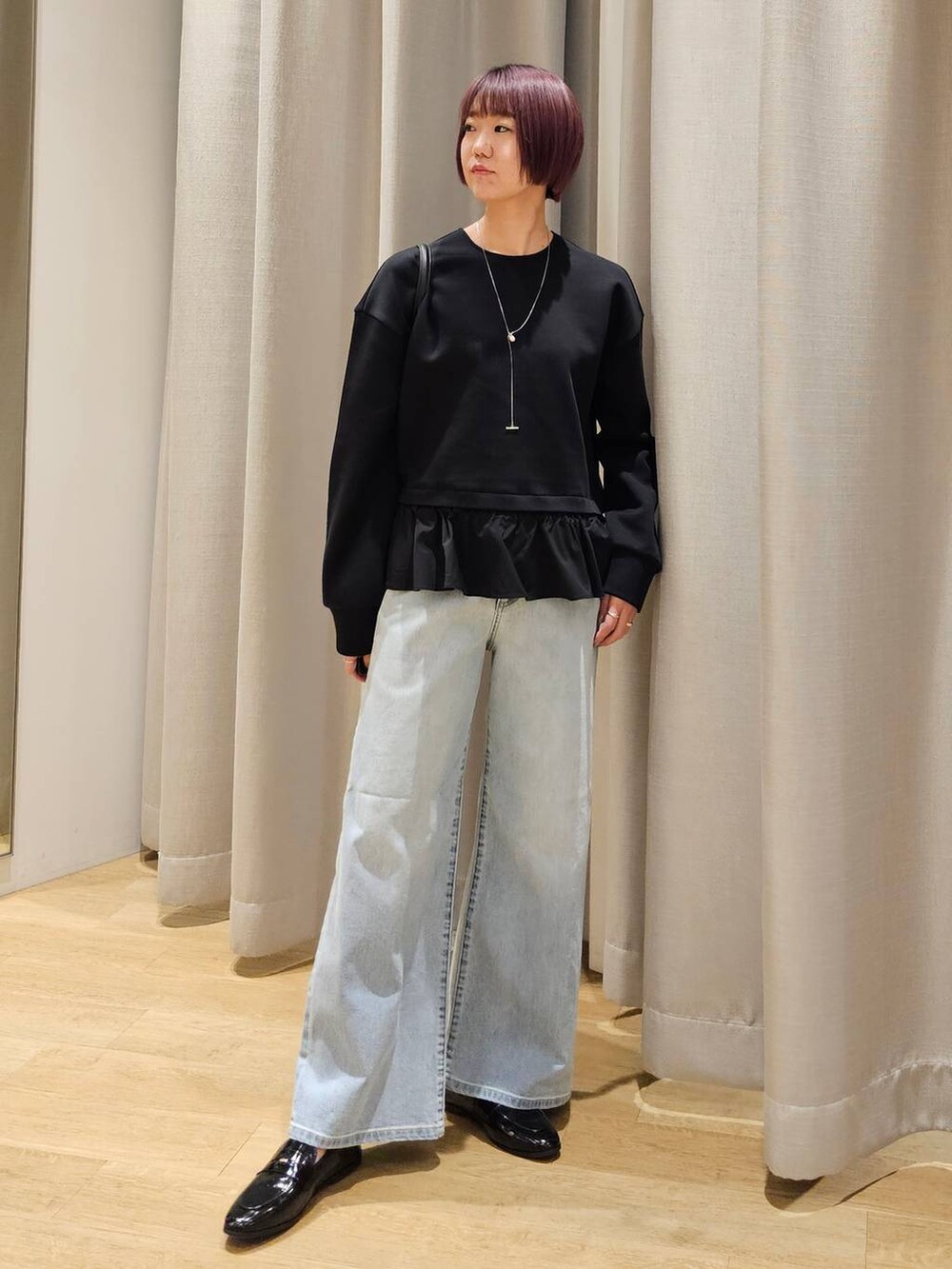 ブルー系のデニムパンツ、ブラック系のTシャツ/カットソー、ブラック系のトートバッグを着用したレディースの冬コーディネートの2枚目の写真