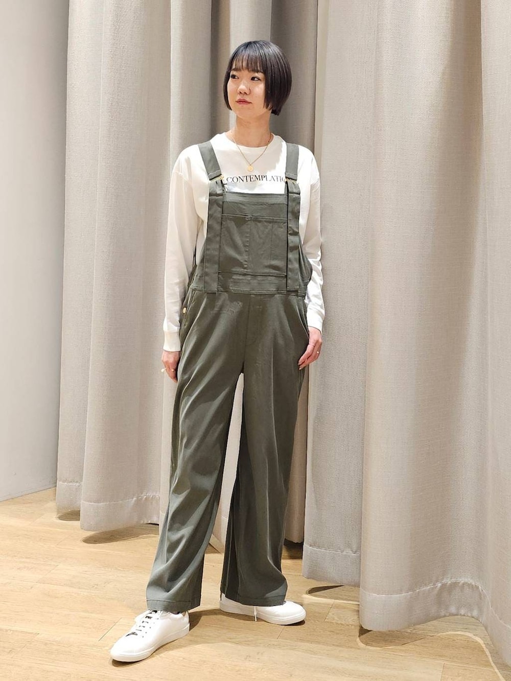 ブルー系のデニムジャケット、ホワイト系のTシャツ/カットソー、グリーン系のサロペット/オーバーオールを着用したレディースの冬コーディネートの4枚目の写真