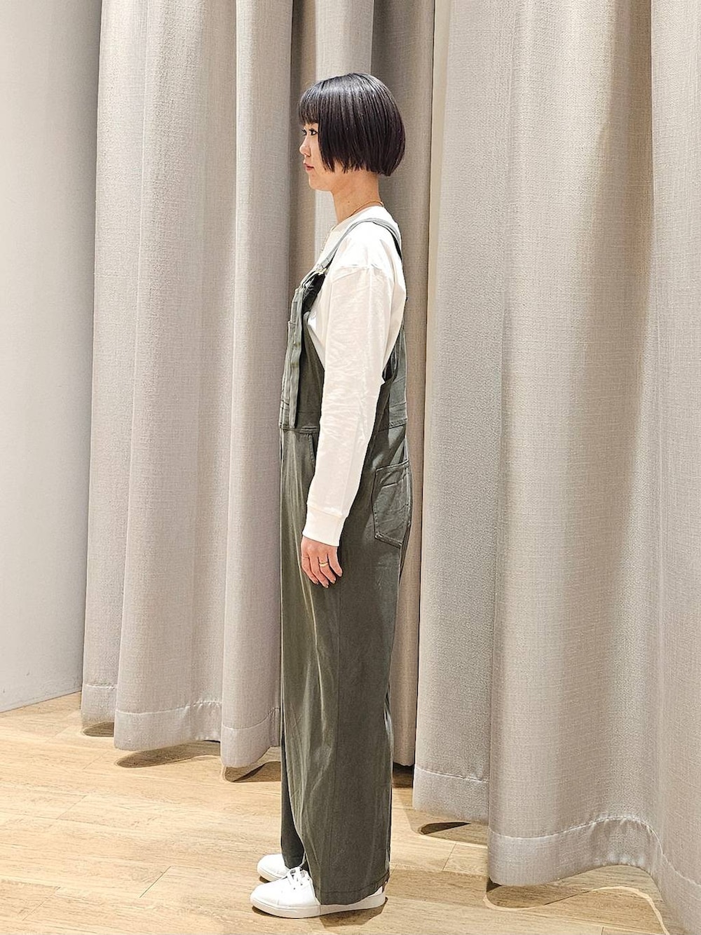 ブルー系のデニムジャケット、ホワイト系のTシャツ/カットソー、グリーン系のサロペット/オーバーオールを着用したレディースの冬コーディネートの5枚目の写真