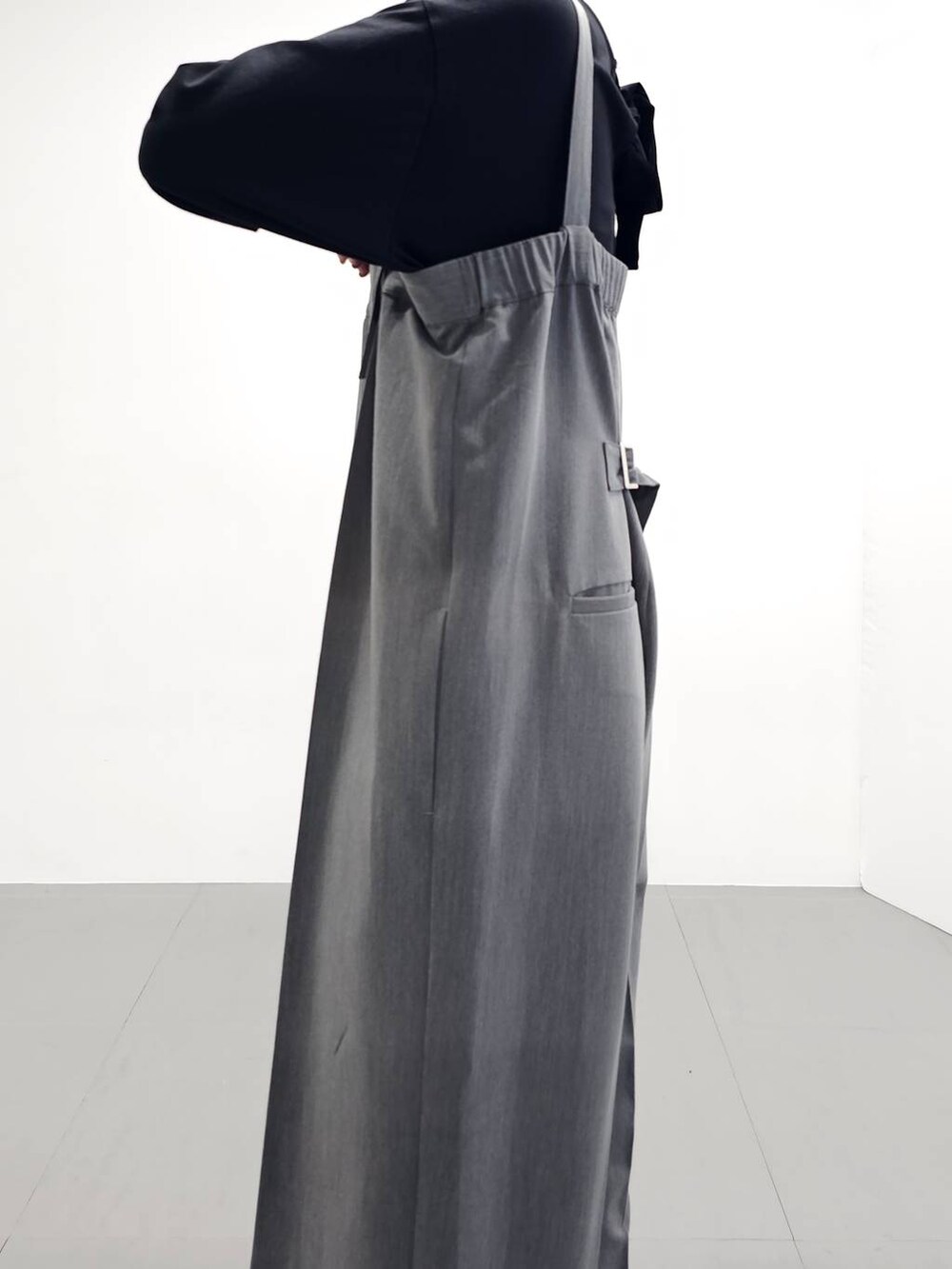 グレー系のサロペット/オーバーオール、その他のサンダル、ブラック系のTシャツ/カットソーを着用したレディースの秋コーディネートの4枚目の写真