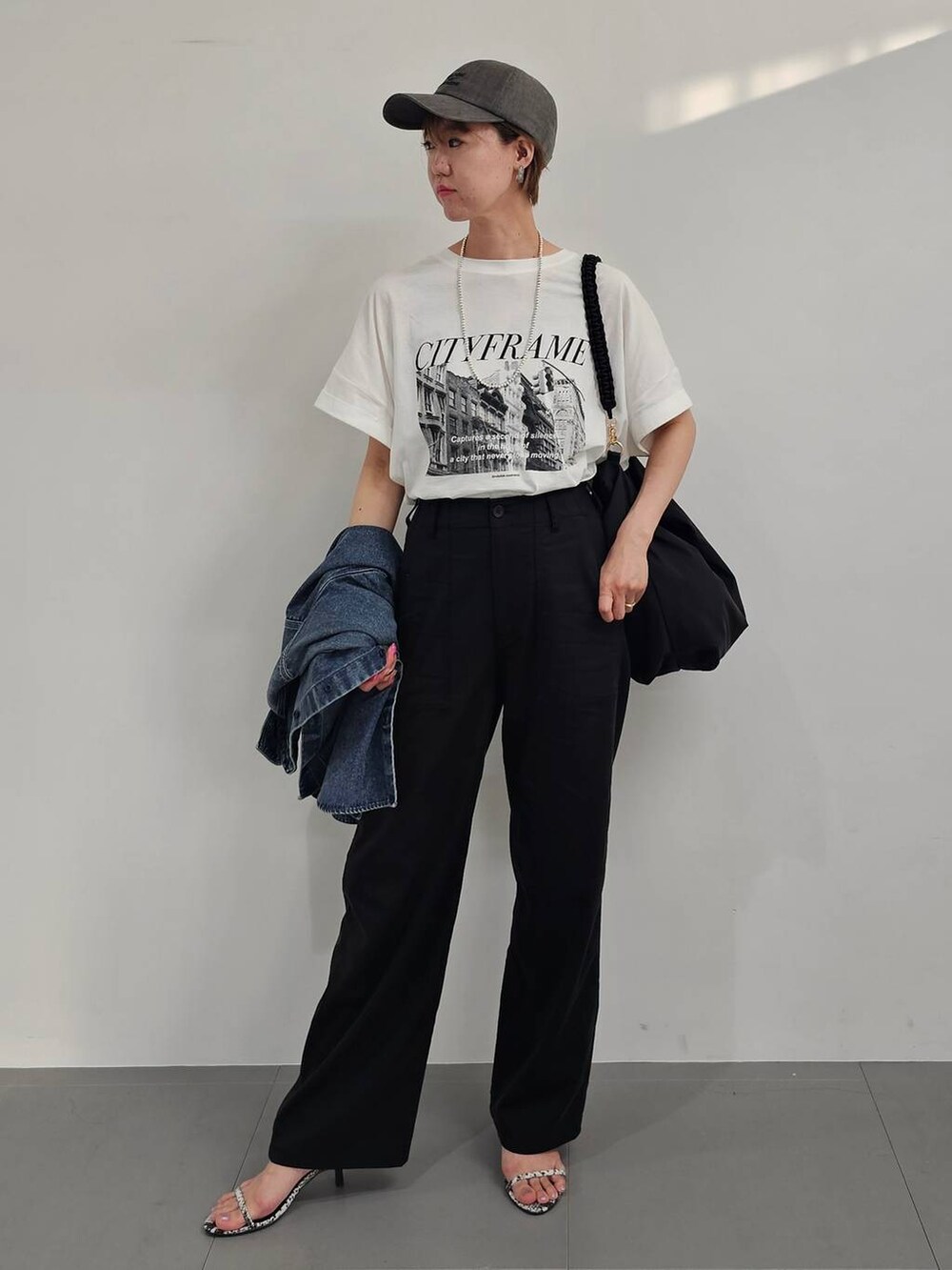 その他のサンダル、ブラック系のショルダーバッグ、ブルー系のデニムジャケットを着用したレディースの夏コーディネートの6枚目の写真