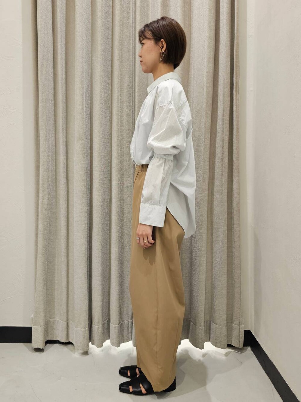 ホワイト系のシャツ/ブラウス、ブラック系のパンプス、ベージュ系のその他パンツを着用したレディースの夏コーディネートの3枚目の写真