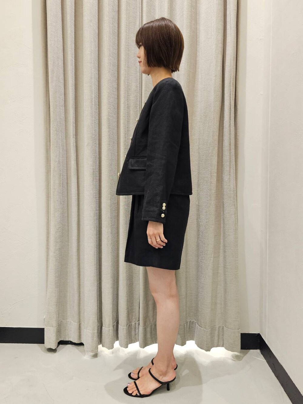 ブラック系のスリッポン、ブラック系のノーカラージャケット、ブラック系のその他パンツを着用したレディースの夏コーディネートの3枚目の写真