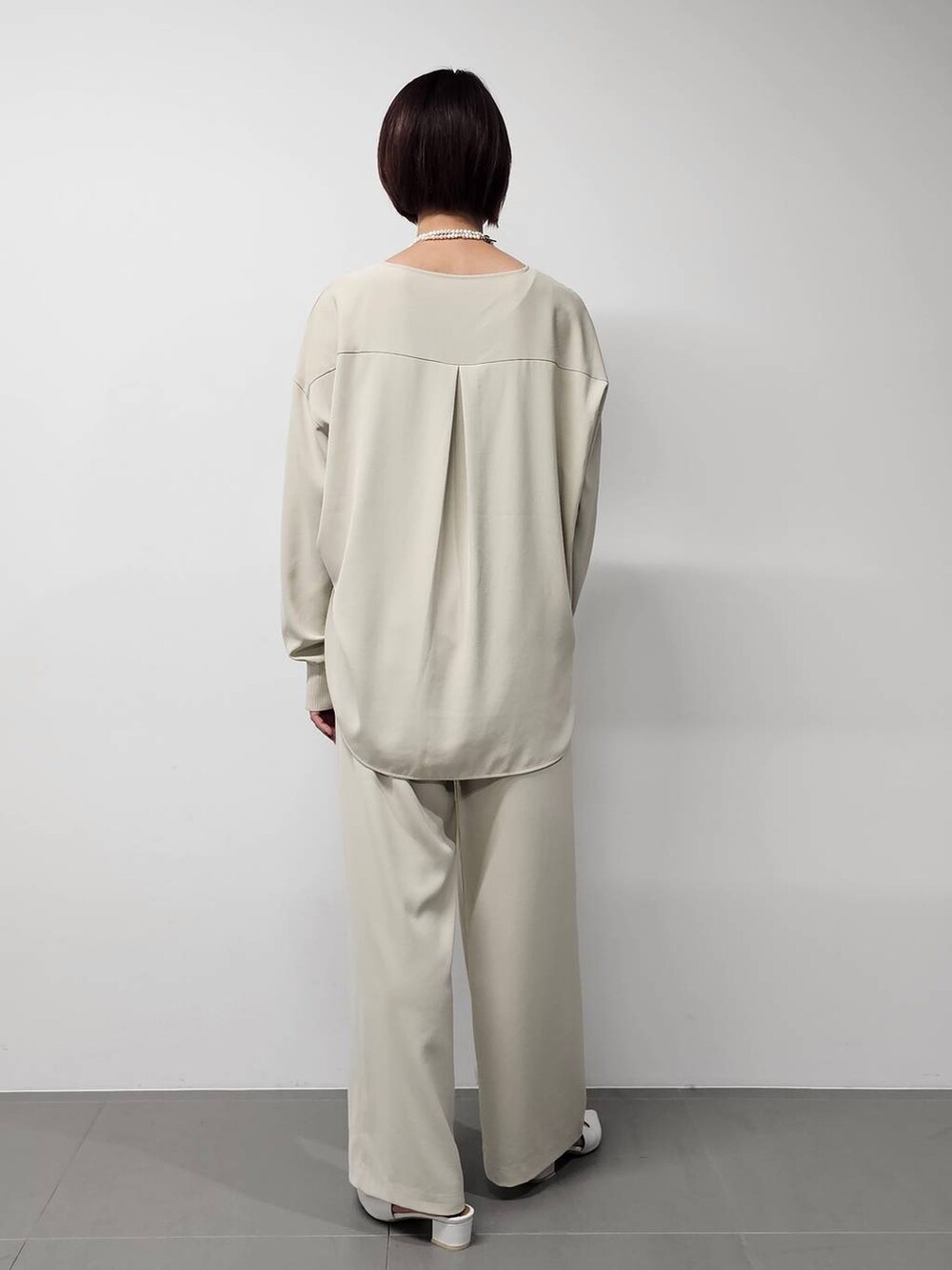 ホワイト系のシャツ/ブラウス、ホワイト系のその他パンツ、その他のネックレスを着用したレディースの冬コーディネートの4枚目の写真