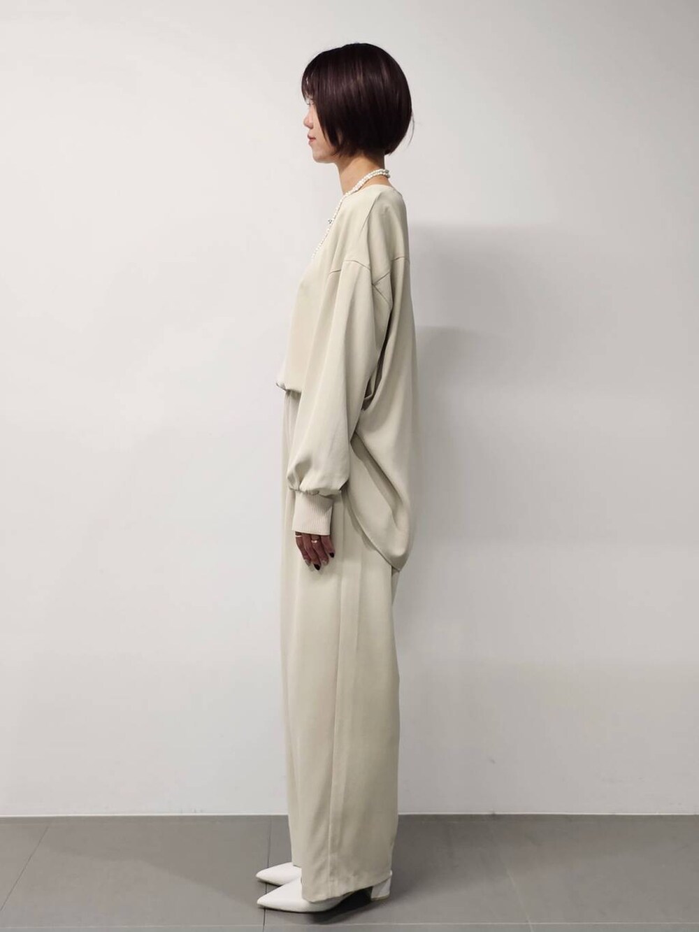 ホワイト系のシャツ/ブラウス、ホワイト系のその他パンツ、その他のネックレスを着用したレディースの冬コーディネートの3枚目の写真