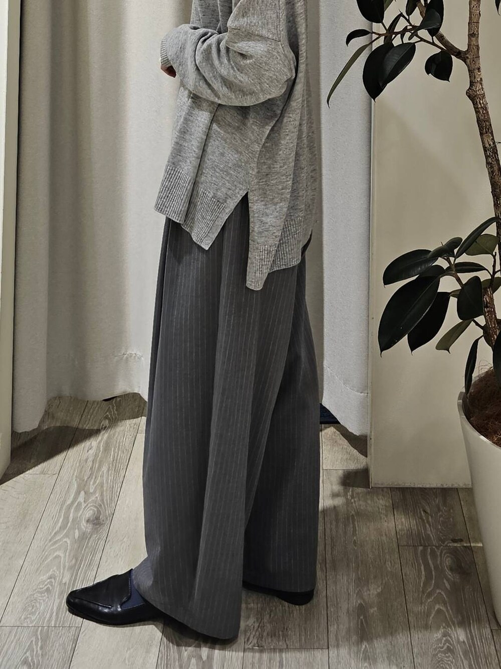 ブラック系のブルゾン、グレー系のニット/セーター、グレー系のその他パンツを着用したレディースの冬コーディネートの6枚目の写真