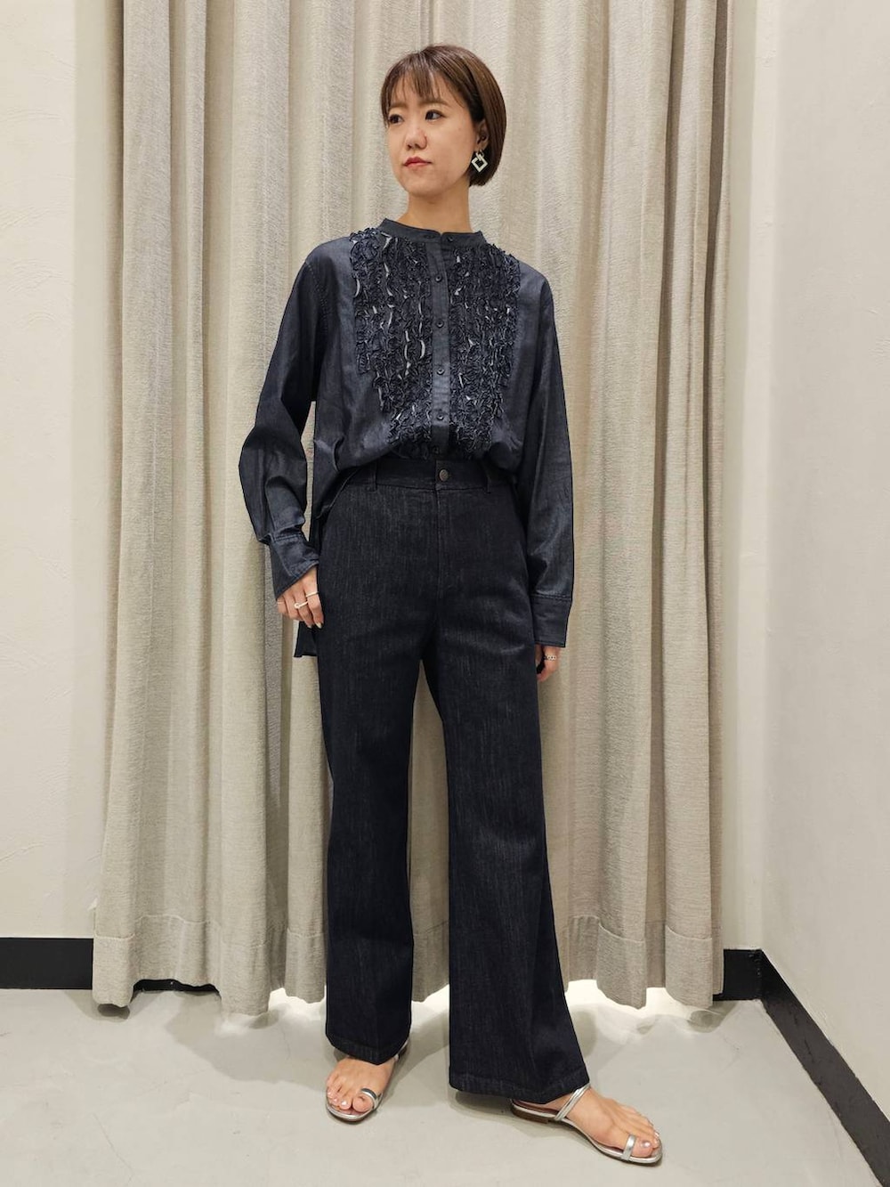 ブルー系のシャツ/ブラウス、ブルー系のデニムパンツ、シルバー系のサンダルを着用したレディースの秋コーディネートの2枚目の写真