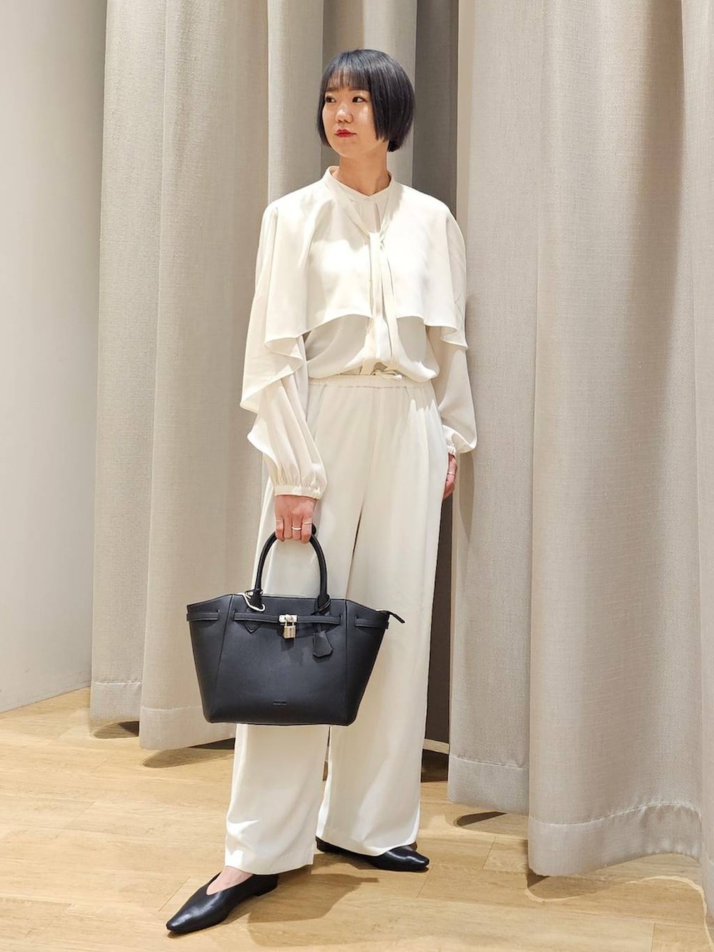 ホワイト系のスラックス、ホワイト系のシャツ/ブラウス、グリーン系のテーラードジャケットを着用したレディースの冬コーディネートの5枚目の写真