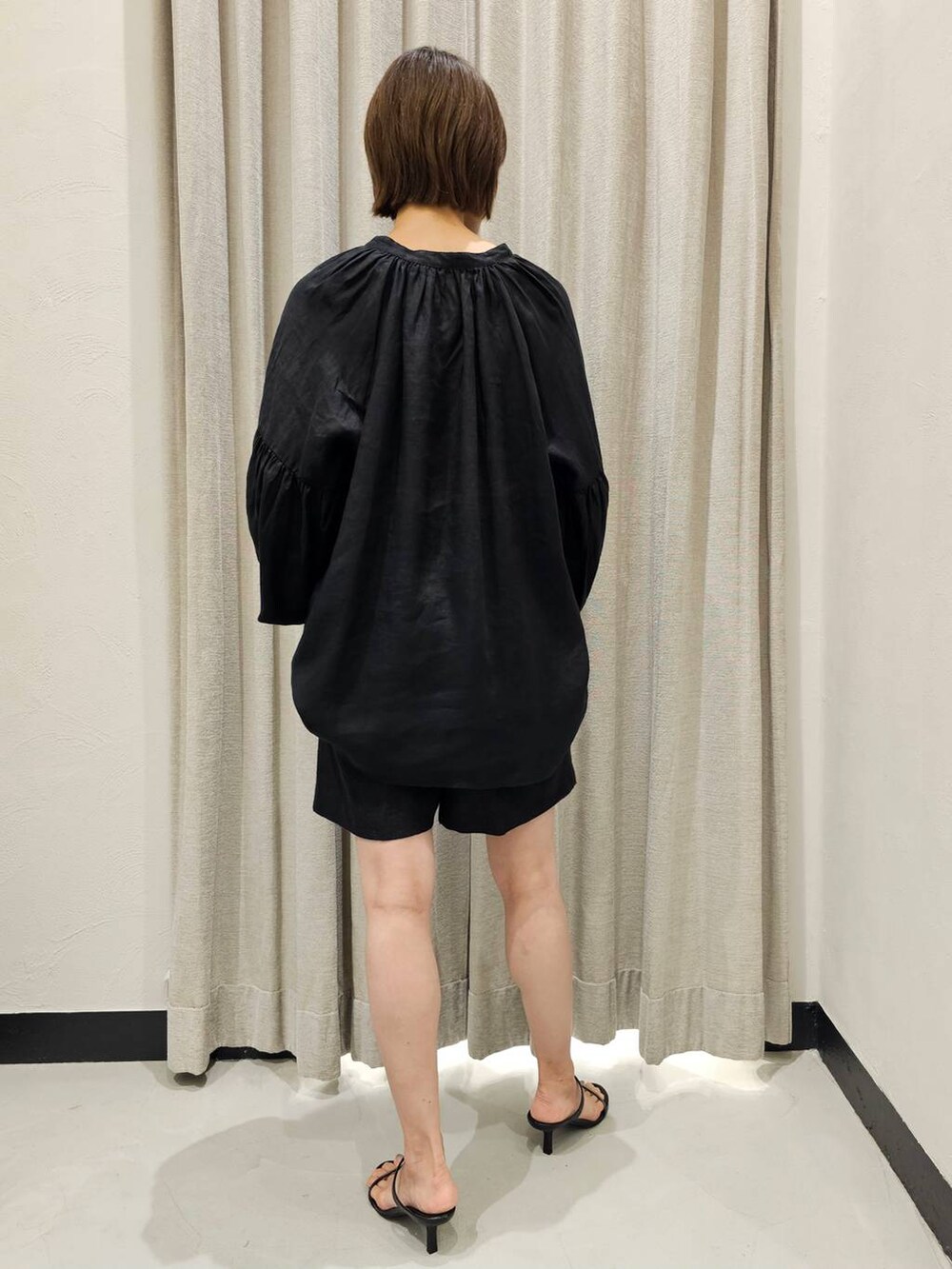 ブラック系のスリッポン、ブラック系のシャツ/ブラウス、ブラック系のその他パンツを着用したレディースの夏コーディネートの3枚目の写真