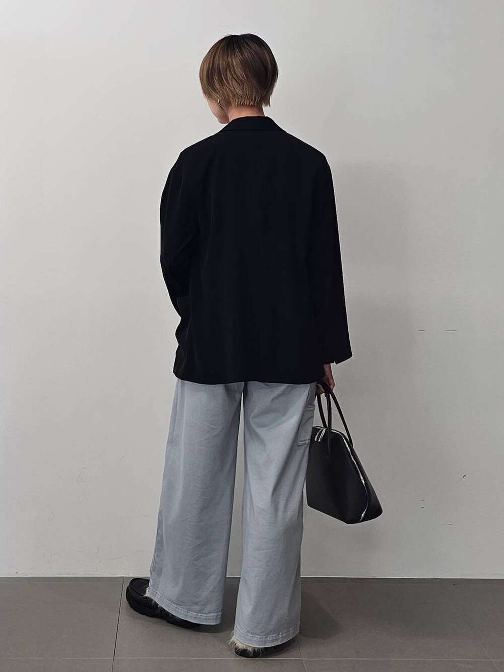 グレー系のその他パンツ、ブラック系のトートバッグ、ブラック系のローファーを着用したレディースの夏コーディネートの4枚目の写真