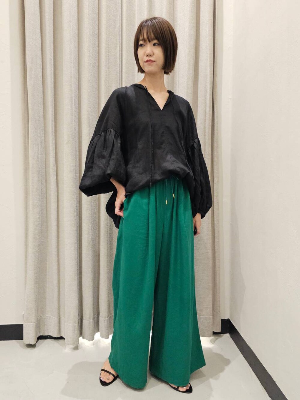 ブラック系のスリッポン、ブラック系のシャツ/ブラウス、グリーン系のその他パンツを着用したレディースの夏コーディネートの6枚目の写真