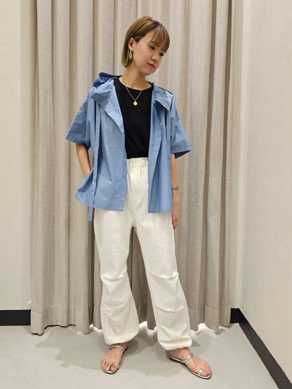 ホワイト系のデニムパンツ、ブルー系のシャツ/ブラウス、ブラック系のTシャツ/カットソーを着用したレディースの夏コーディネートの7枚目の写真