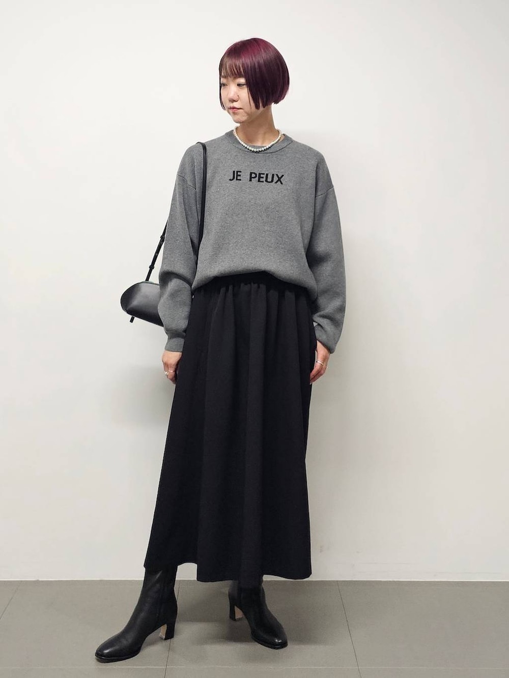 ブラック系のブーツ、グリーン系のニット/セーター、グレー系のニット/セーターを着用したレディースの秋コーディネートの2枚目の写真